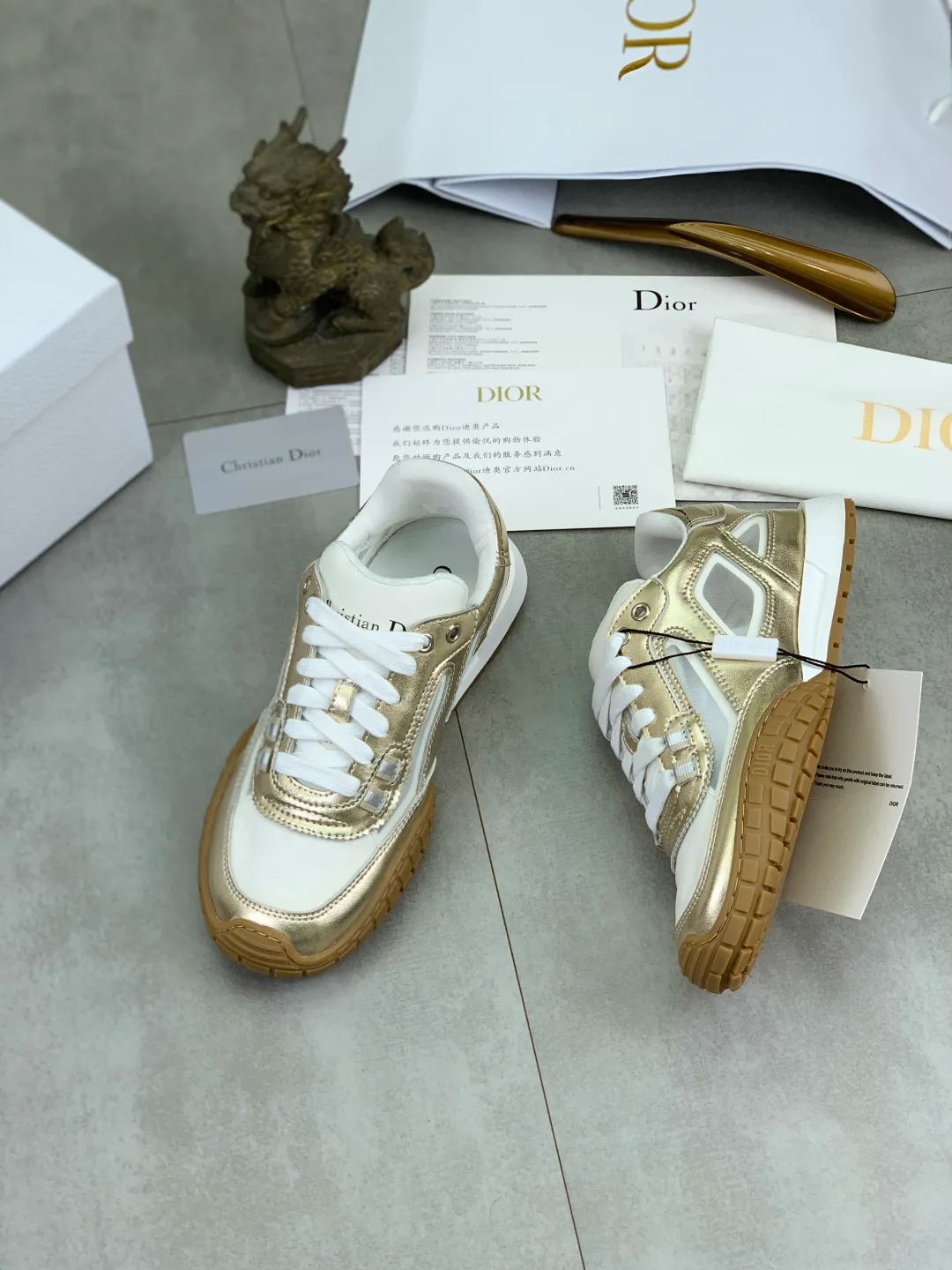 Men's men's shoes P520 new Dior Tech sneakers 2026 early spring series new products, with fashionable details, highlighting retro aesthetics. The light beige anti-suede cow leather upper is spliced ​​with apricot transparent mesh fabric on the side. The upper window edge is adhered with high-frequency flat ironing and back-pressure. It replicates the original craftsmanship, making it beautiful and comfortable without falling off. The interior is made of sheep lining of the same color, which is soft and comfortable. The heel and tongue are embellished with the Paris logo. The textured TPU soles with the same color logo. The high-end version is exquisitely packaged, adding a high-end style.  Code number: 35-46